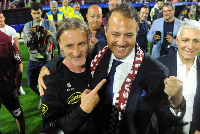 扛起进攻旗 扛起进攻旗